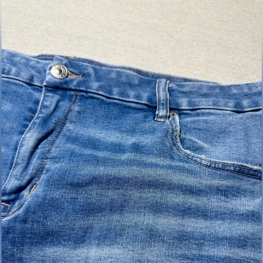 American Eagle Stretch Denim Shorts – Medium Wash Distressed